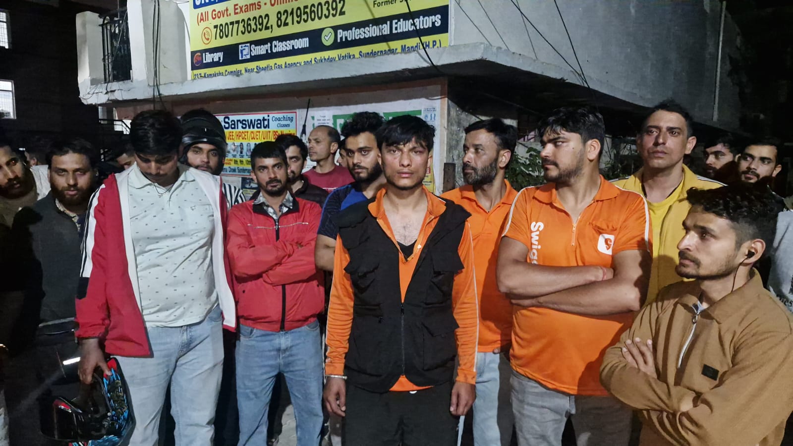 मंडी: सुंदरनगर में डिलीवरी बॉय से मारपीट पर बवाल, थाने के बाहर देर रात तक चला प्रदर्शन