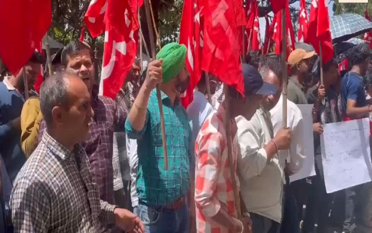 नगर निगम की कार्रवाई के विरोध में तहबाजारियों का प्रदर्शन, रोजगार बचाने की लगाई गुहार