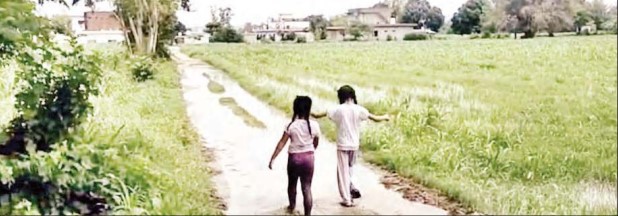 बुनियादी सुविधाओं को तरसे चकवासी, बरसात में कीचड़ से मुख्य रास्त...