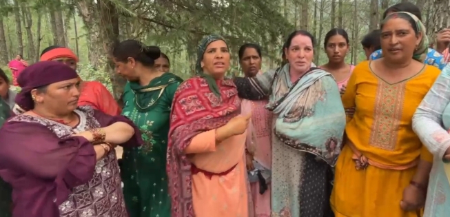 स्यांज के चामुंडा मंदिर में विवाहिता दुपट्टे से लटकी मिली: मायके व ससुराल पक्ष ने लगाए एक दूसरे पर आरोप-प्रत्यारोप: फोरेंसिक टीम ने एकत्रित किए साक्ष्य