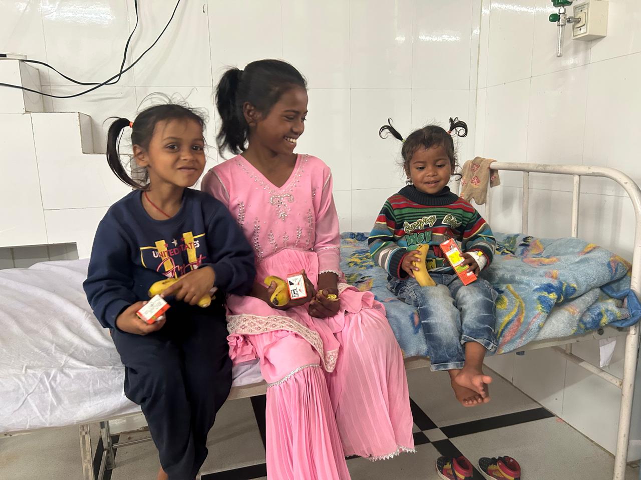 मुख्यमंत्री के जन्मदिन पर युवा कांग्रेस ने अस्पताल में मरीजों को बांटे फल