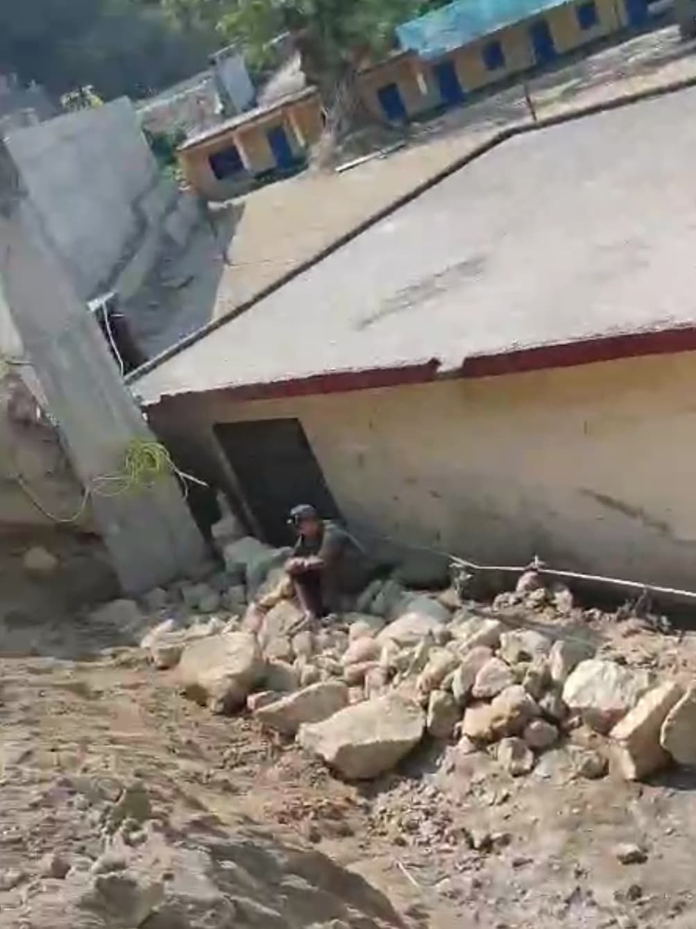 एनएच निर्माण से हुक्कल स्कूल को खतरा : बच्चों का रास्ता भी हुआ बंद, बिना फाउंडेशन लगाया जा रहा डंगा ; बीआरएन कंपनी के खिलाफ धरना प्रदर्शन 