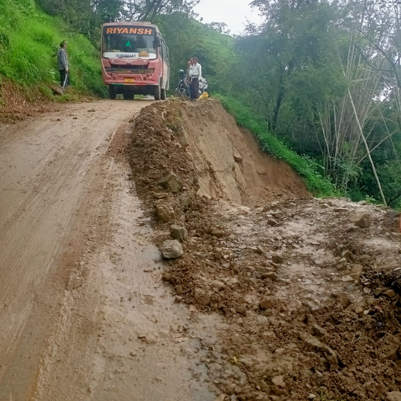 पटडीघाट और मसेरन हादसों का इंतजार कर रहा है लोक निर्माण विभाग