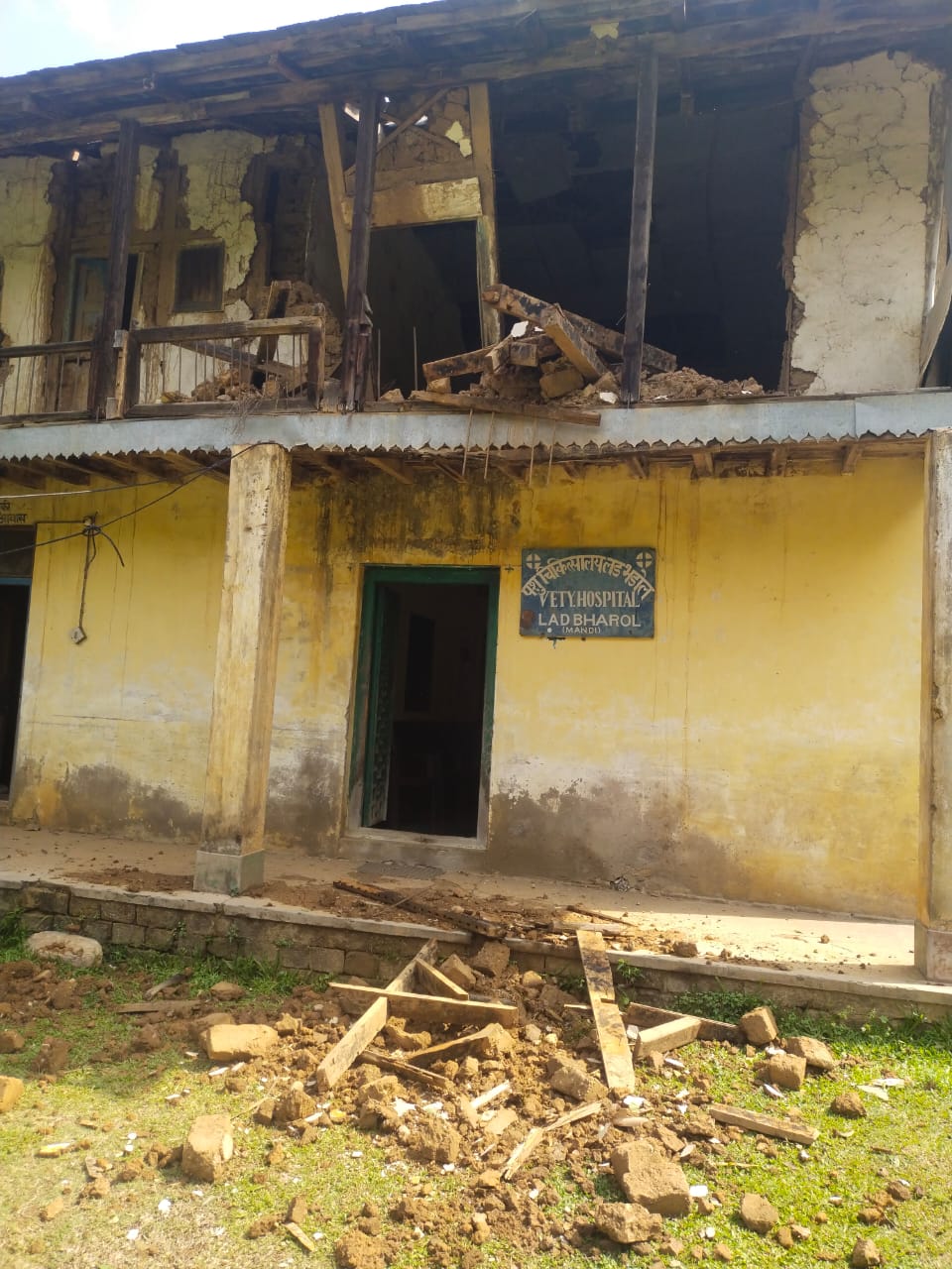 भारी तूफान और बारिश ने लडभड़ोल क्षेत्र में मचाई तबाही, घरों और गौशालाओं को नुकसान, बिजली आपूर्ति ठप