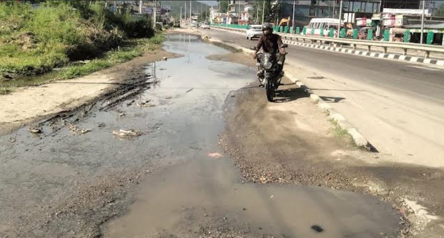 ड्रेनेज नहीं, सड़क पर तालाब... नेरचौक के डडौर वार्ड में लोगों का जीना दूभर