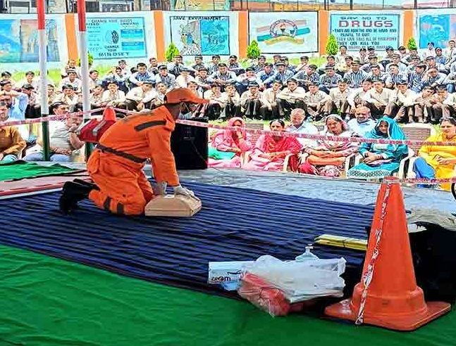 सराहां स्कूल में आपदा प्रबंधन पर NDRF का मॉक अभ्यास