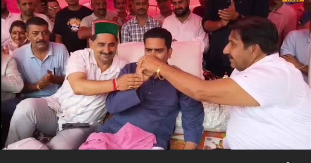 विधायक चंद्रशेखर का सत्याग्रह 9 दिन बाद खत्म, उपमुख्यमंत्री के आग्रह पर जूस पीकर तोड़ा अनशन