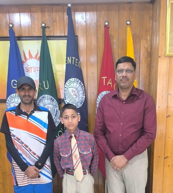 जिला एथलेटिक्स में समीर ने हाई जंप में कांस्य पदक जीतकर बढ़ाया स्कूल का मान