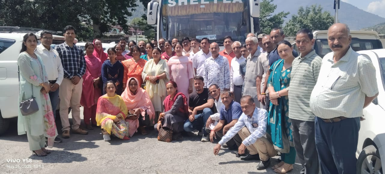 सुंदरनगर और बल्ह के किसान सुगंधित पौधों की खेती पर प्रशिक्षण हासिल करने कुल्लू के लिए रवाना