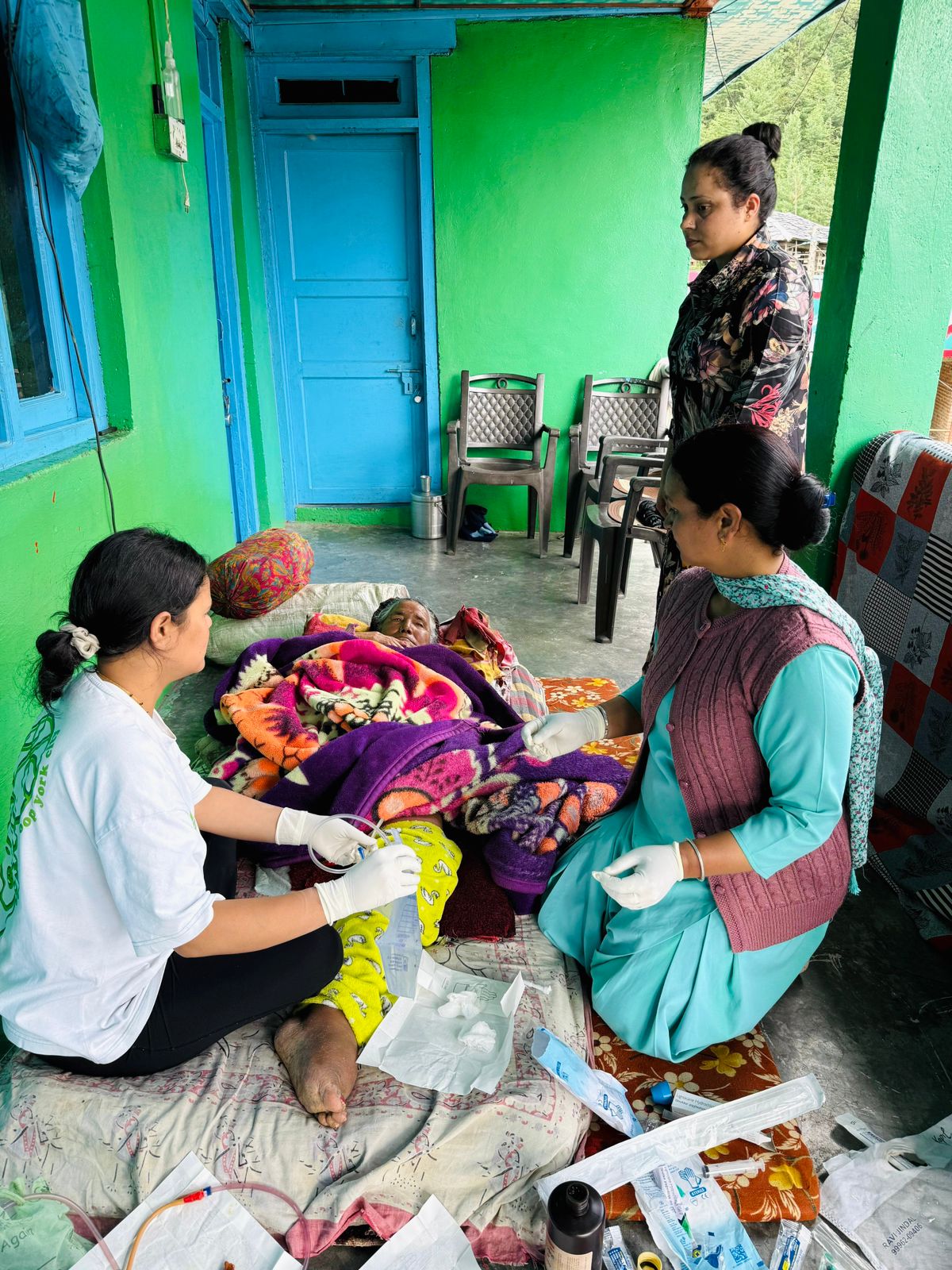 जंजैहली के दूरस्थ कुडवार गांव पहुंचा स्वास्थ्य विभाग का दल, 72 वर्षीय वृद्धा का किया उपचार