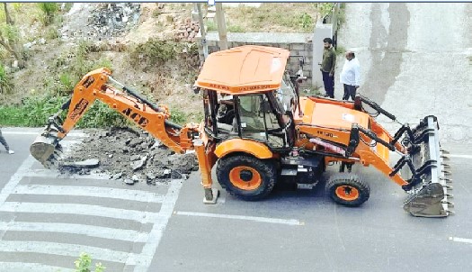 आशीष के घर के बाहर बने स्पीड ब्रेकर पर पीडब्ल्यूडी ने चलाई जेसीबी