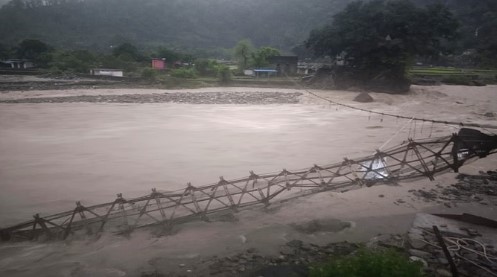 झूले पुल से फिसलकर ब्यास में समा गई 5 साल की बच्ची, मां की गोद स...