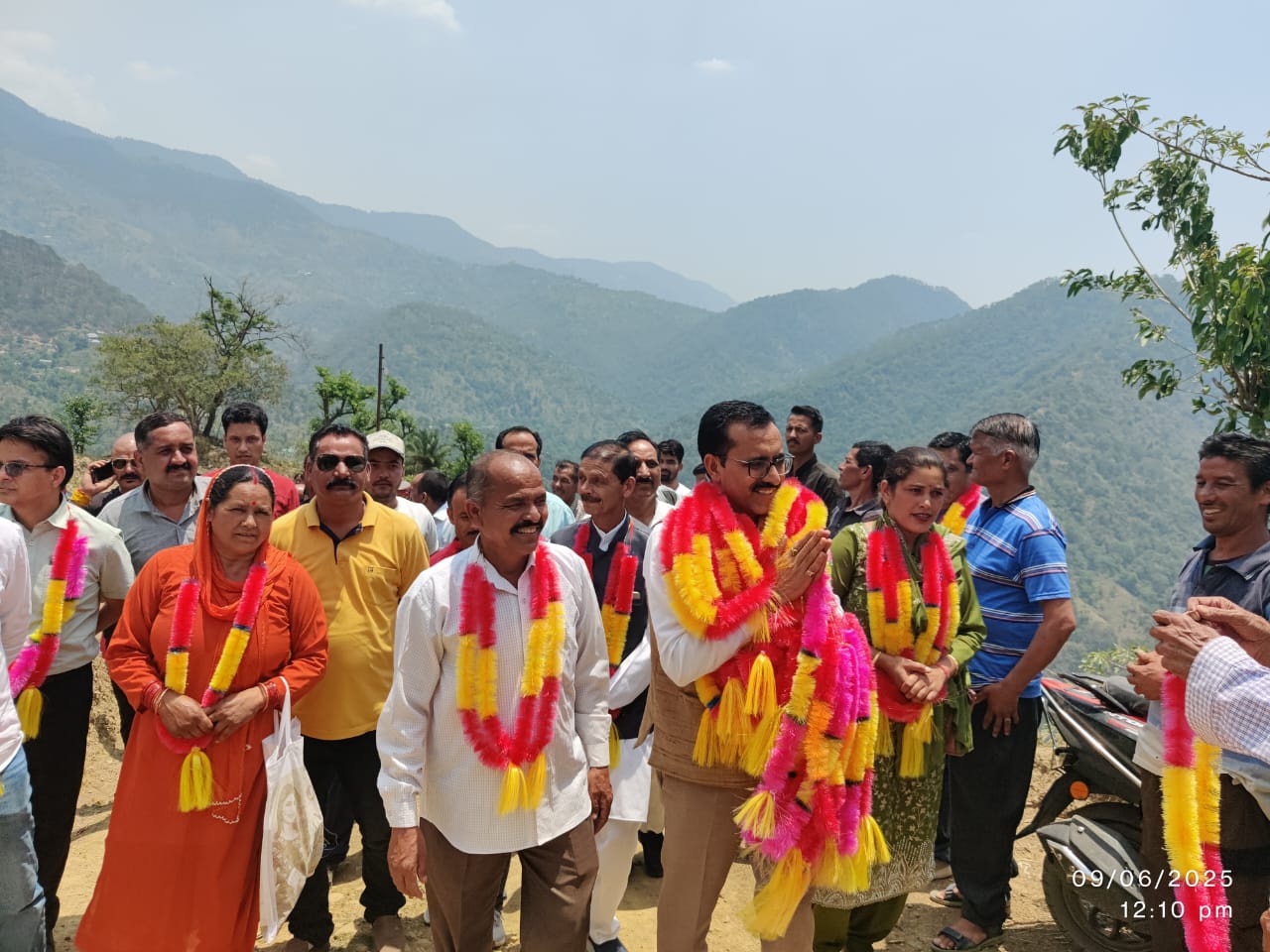 जीवन ठाकुर ने दो सड़कों का किया भूमिपूजन, ग्रामीणों को मिली राहत की उम्मीद