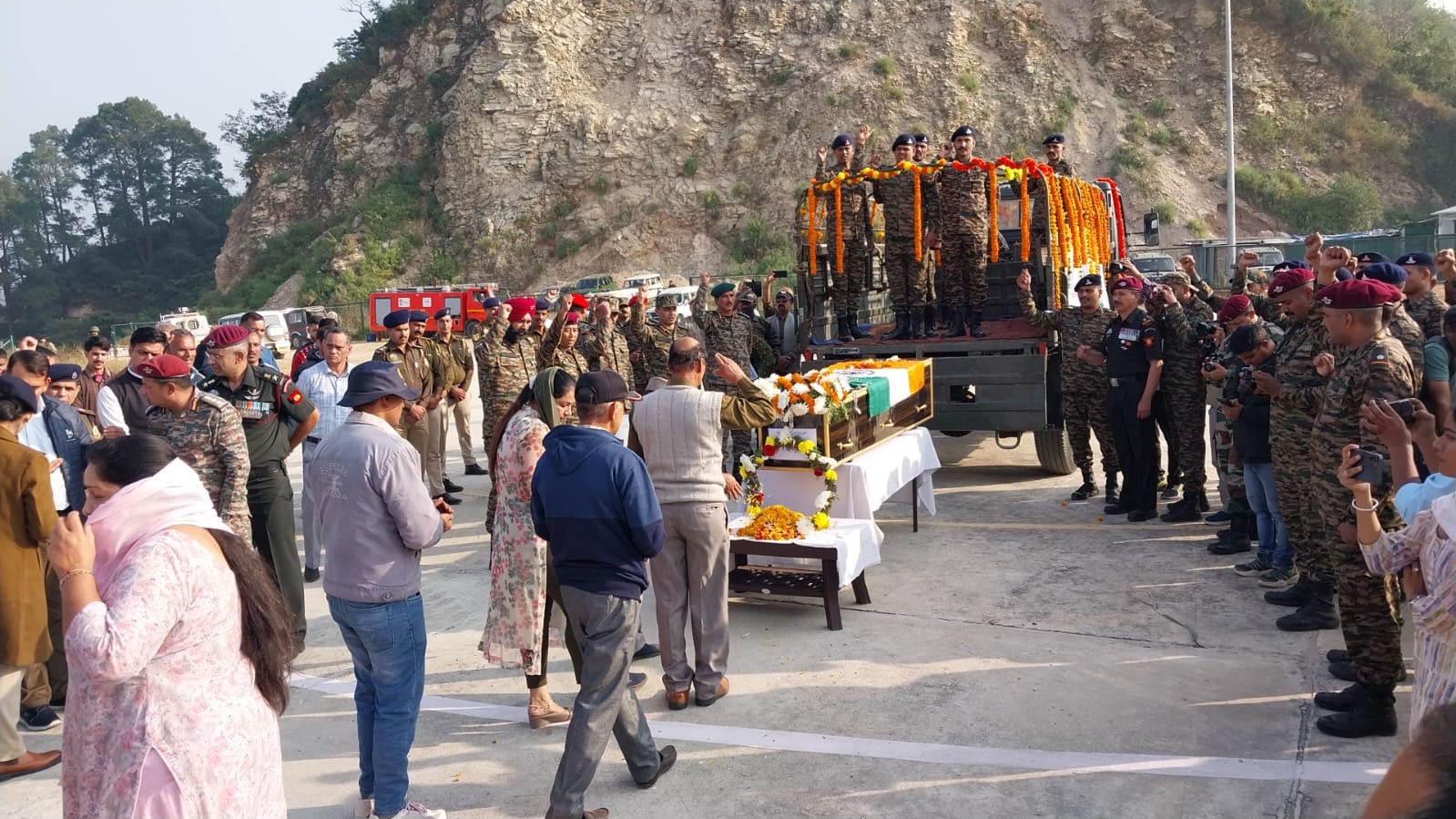 मंडी पहुंची शहीद राकेश कुमार की पार्थिव देह, डीआईजी सौम्या व एक्...