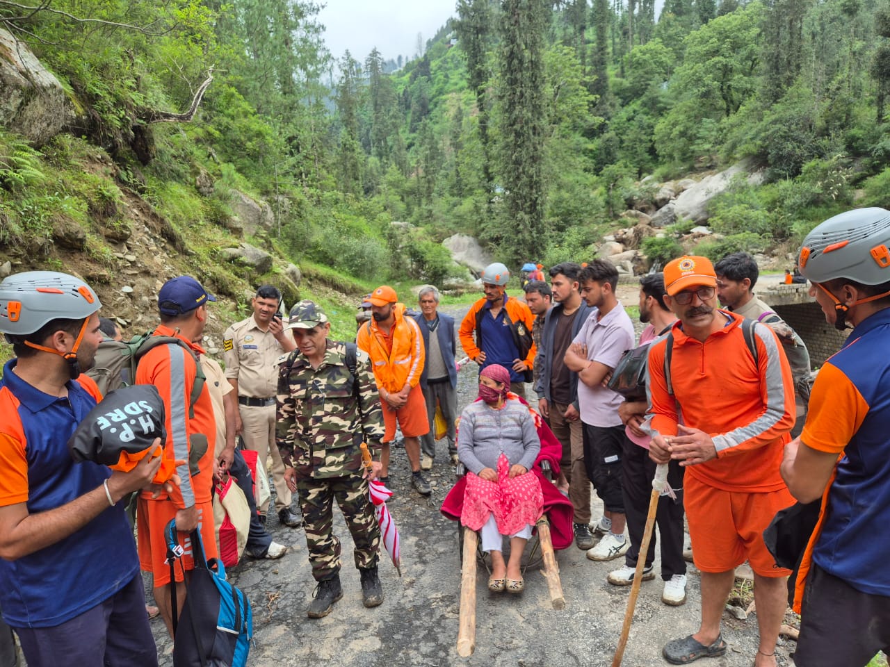 आपदा प्रभावित सराज क्षेत्र में 24 मेडिकल टीमें पैदल पहुंच कर दे रहीं स्वास्थ्य सेवाएं : उपायुक्त