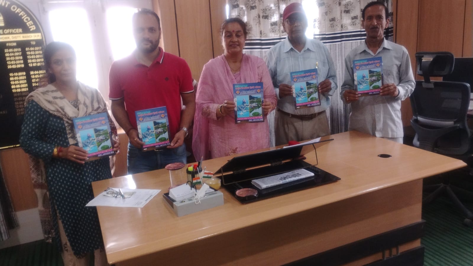 हिम खंड पत्रिका का 83वां‌ अंक खंड विकास अधिकारी शीला ठाकुर द्वारा विमोचित