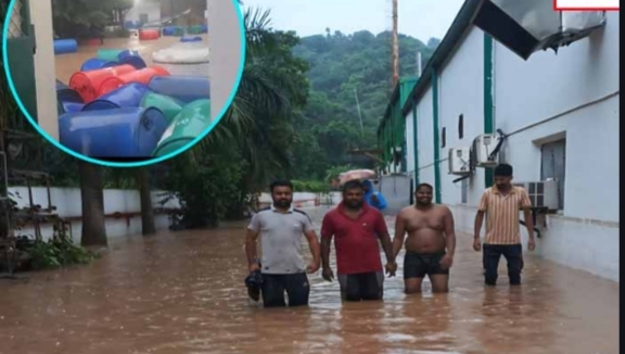 बारिश का कहर  उद्योगों को करोड़ों का  नुकसान, घरों पर खतरा