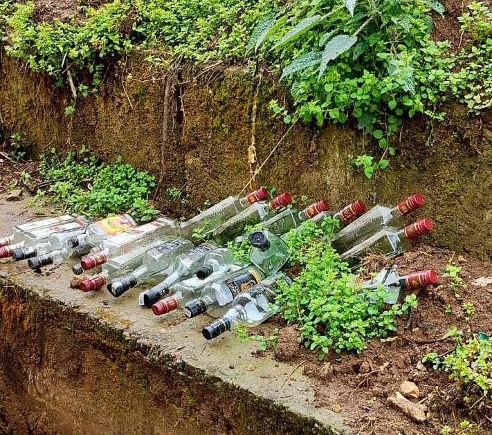 शराब की खाली बोतलों से अटा पड़ा है करनोडी रैस्ट हाऊस 