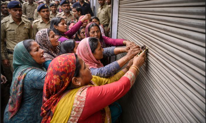 मंडी में शराब ठेके के खिलाफ बड़ा बवाल, महिलाओं ने पुलिस के सामने जड़ा ताला