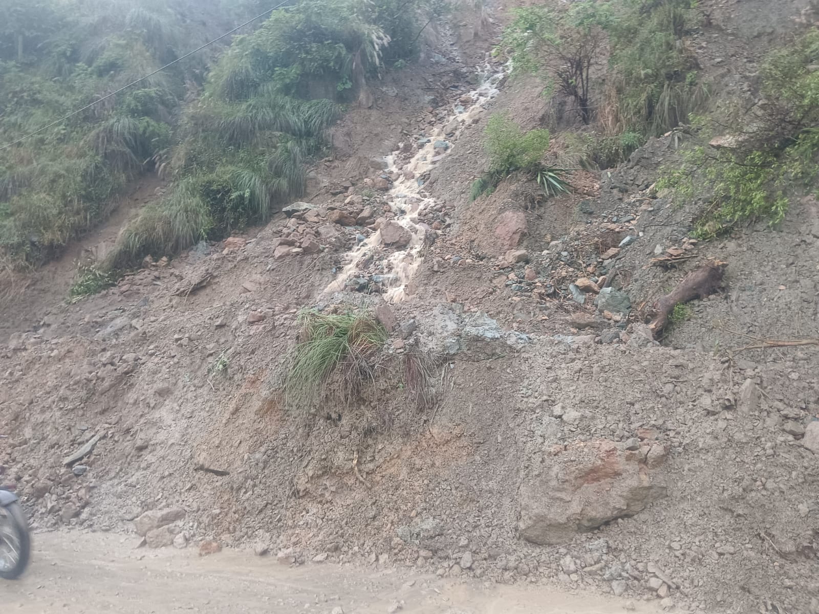 मंडी-पठानकोट राजमार्ग बहाल, भूस्खलन से बाधित यातायात को एनएचएआई ने 20 मिनट में खोला