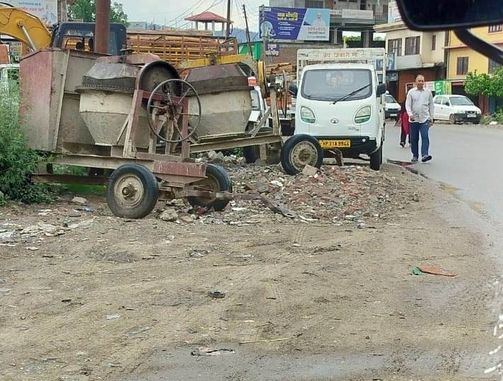 धनोटू नेशनल हाइवे के किनारे कई तरह के सामान एवं कचरे से अवरुद्ध