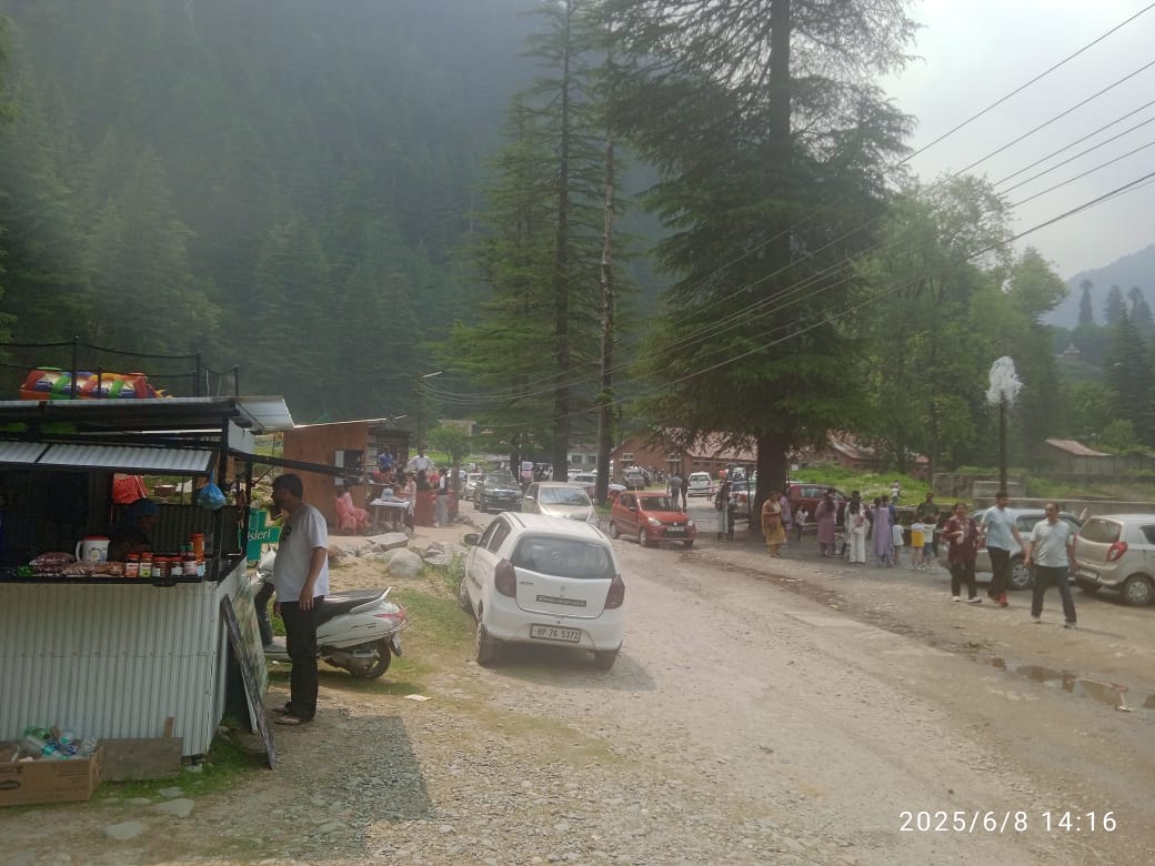 चौहार घाटी व छोटाभंगाल घाटी में पर्यटकों की आमद बढ़ी