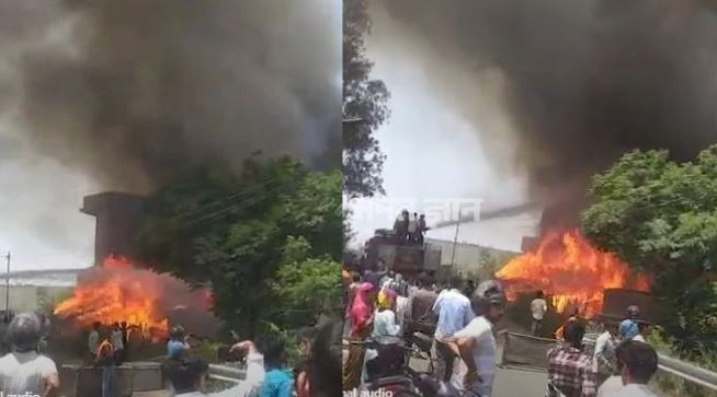 ऊना में झलेड़ा-घालूवाल पुल के पास भीषण आग, झुग्गियां जलकर खाक-कई दुकानों पर मंडराया खतरा