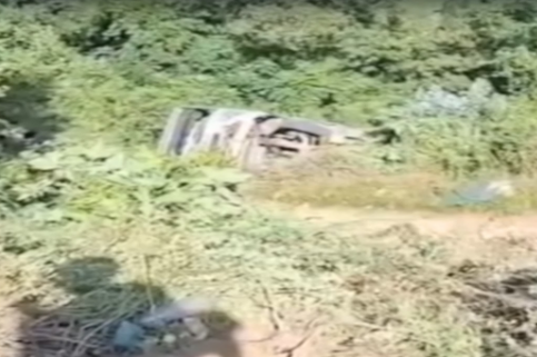 निरमंड के थंथल में ब्रेक फेल होने से सड़क से नीचे गिरी HRTC बस, चालक बाल-बाल बचा; टला बड़ा हादसा