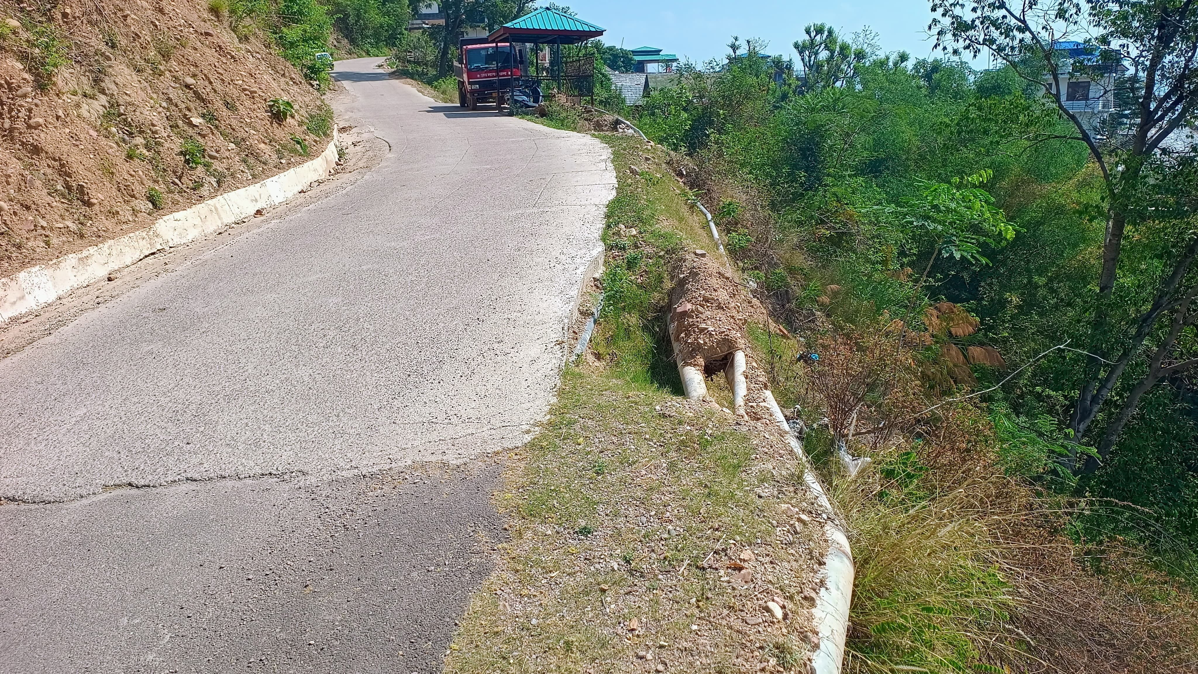 रेलिंग न लगने से डरवाड़ में कभी भी हो सकता है हादसा, नालियां बनाने के लिए तोड़ी गई पौड़ियां भी आज तक नहीं बनाई
