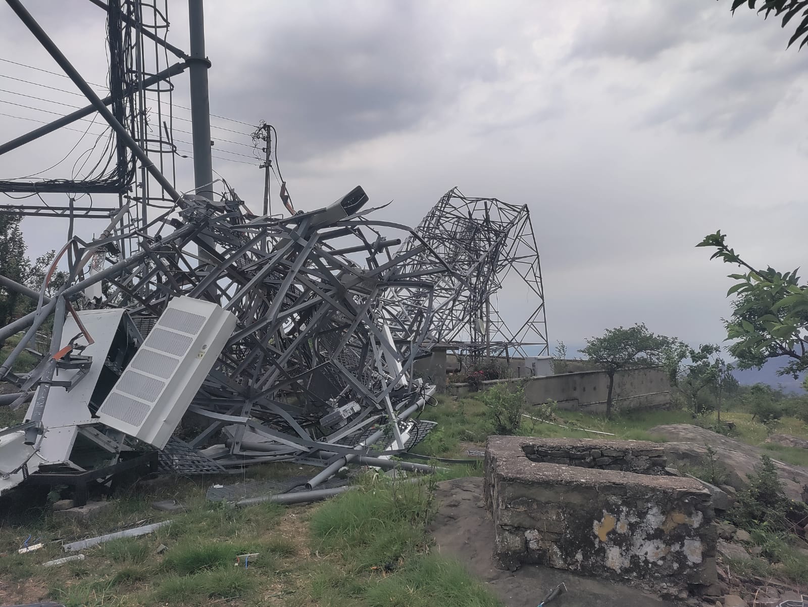 हडसर में आंधी तूफान से बीएसएनएल और जिओ का टावर गिरा, एयरटेल  टावर भी क्षतिग्रस्त, नेटवर्क सेवा प्रभावित