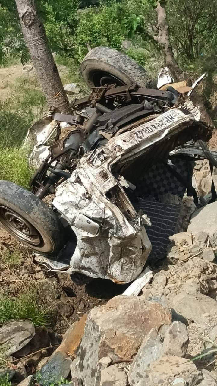 गहरी खाई में गिरी टाटा सूमो, चालक की घटनास्थल पर मौत, पुलिस भी घटनास्थल पर पहुंची