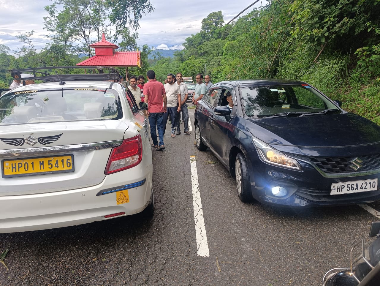 संधोल में बीच सड़क पर शराबी चालक ने गाड़ी खड़ी कर कर लगाया घंटों जाम