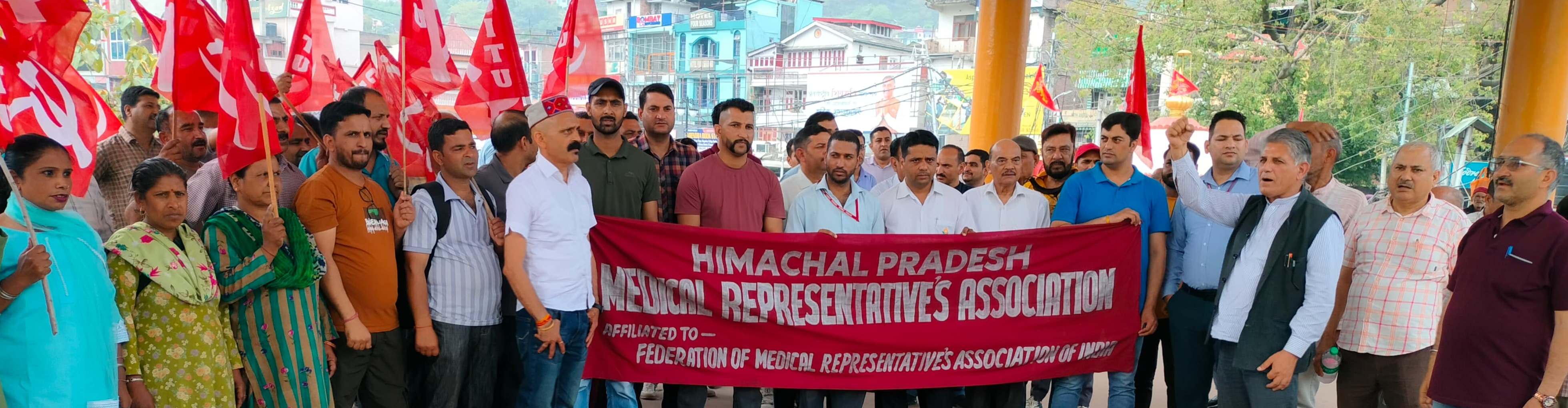 मजदूर विरोधी कानूनों को लेकर मंडी में मजदूरों ने किया विरोध प्रदर्शन