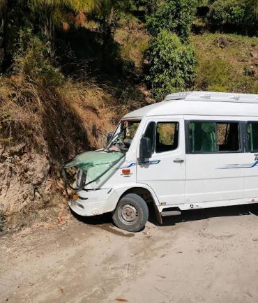मंडी: बड़ा देव कमरूनाग मार्ग पर ट्रेवलर पहाड़ी से टकराई, 9श्रद्धालु घायल