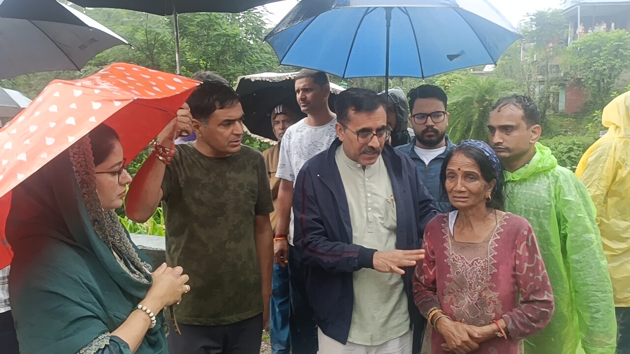 कुंडनी गांव में पहाड़ी धसकने से हाहाकार, 22 परिवार संकट में, 10 मकान ध्वस्त प्रभावितों को अस्थायी ठिकानों पर शरण