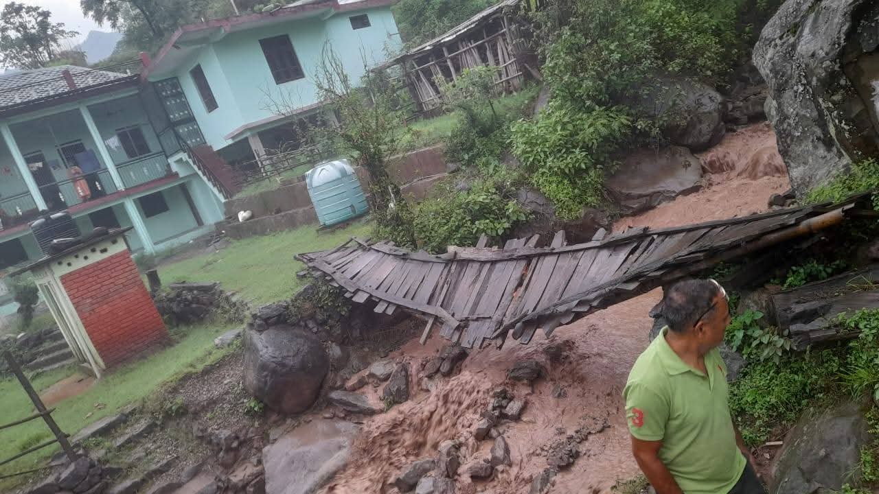 भारी बारिश से सरकाघाट-धर्मपुर-नेरी सड़क बाधित, कई स्थानों पर भूस्खलन