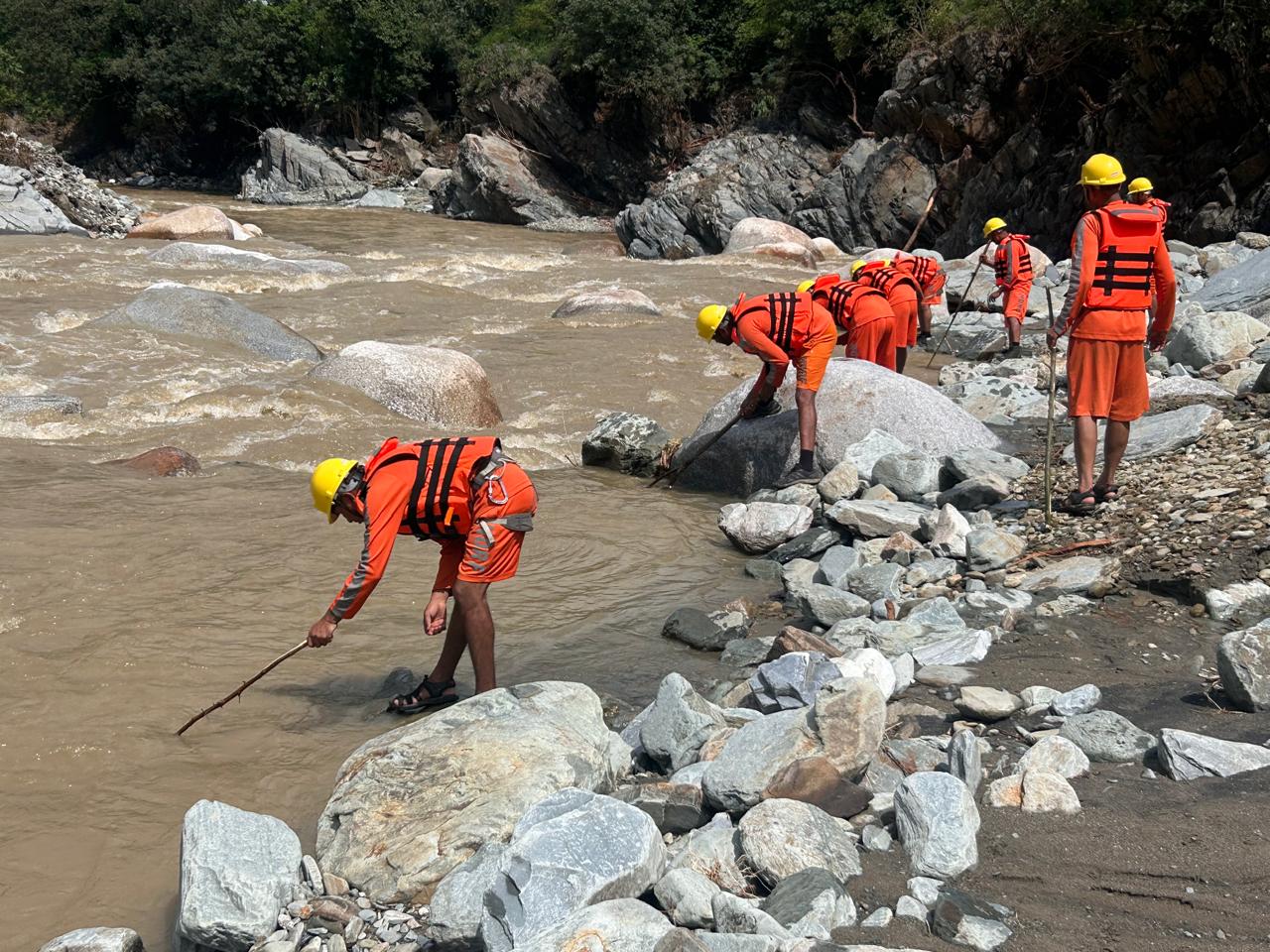 सराज आपदा का चौथा दिन: बादल फटने और फ्लैश फ्लड से तबाही, 80 हजार की आबादी के सामने खाद्यान्न संकट