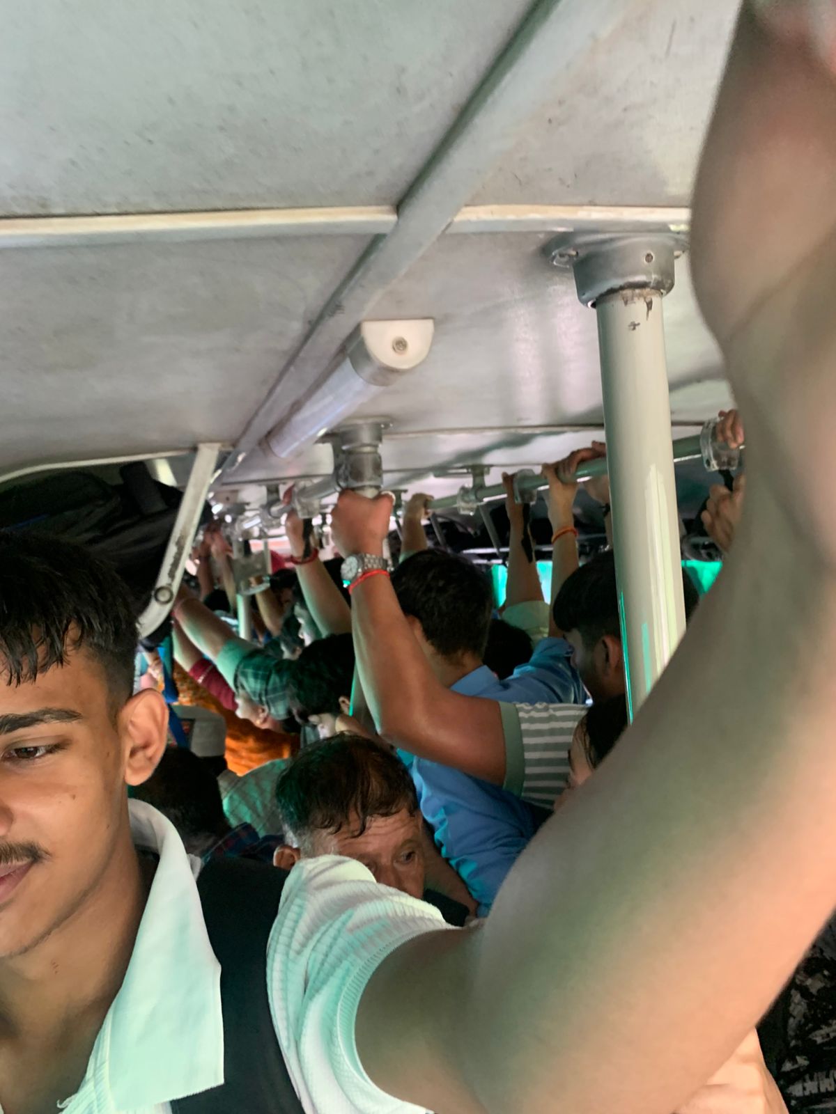 मंडी से शिवाबदार बस सवारियों से खचाखच भरी