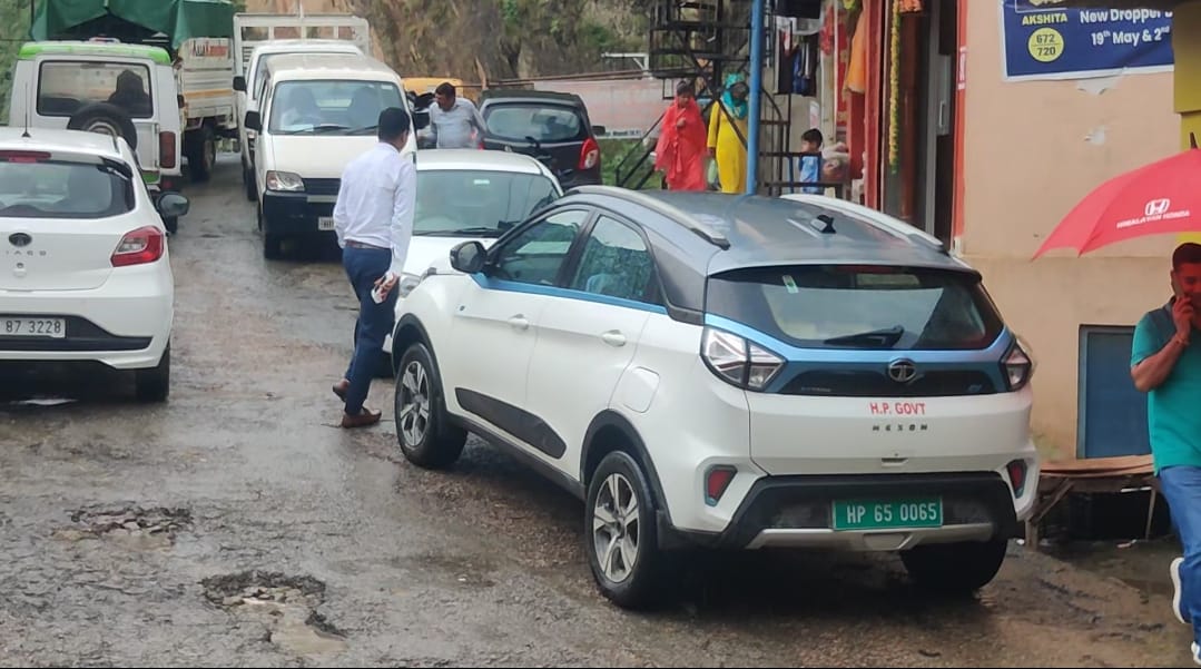 गाड़ियों के कागज पूरे ना होने व नियमों को ताक में रखकर चलने वाले चालकों के आरटीओ मंडी ने किए चालान