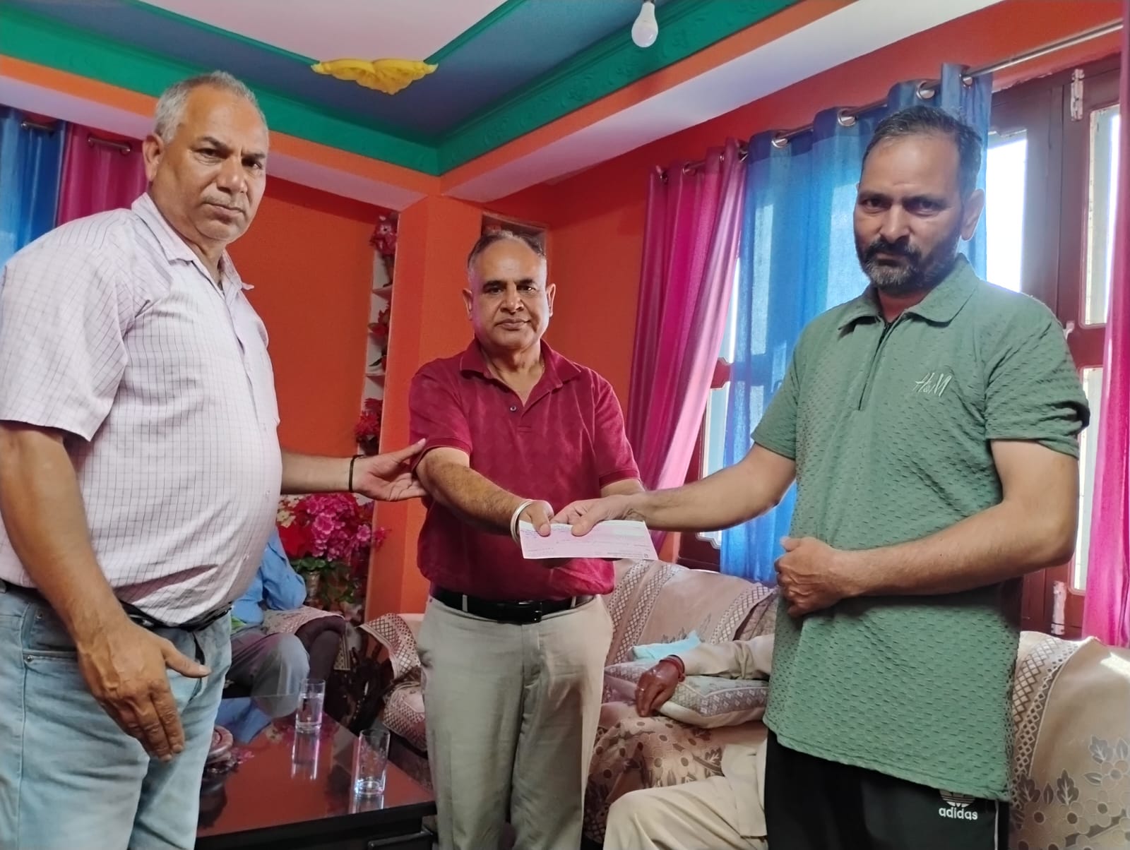 सर्वोदय जन कल्याण समिति चोलथरा ने जरूरतमंद परिवार को दी आर्थिक सहायता