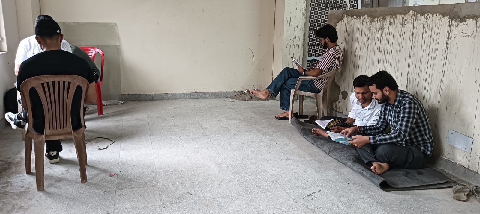 चटाई पर बैठ पढ़ाई करने को मजबूर छात्र, तहसील लाइब्रेरी में सिर्फ 20 सीटों की व्यवस्था