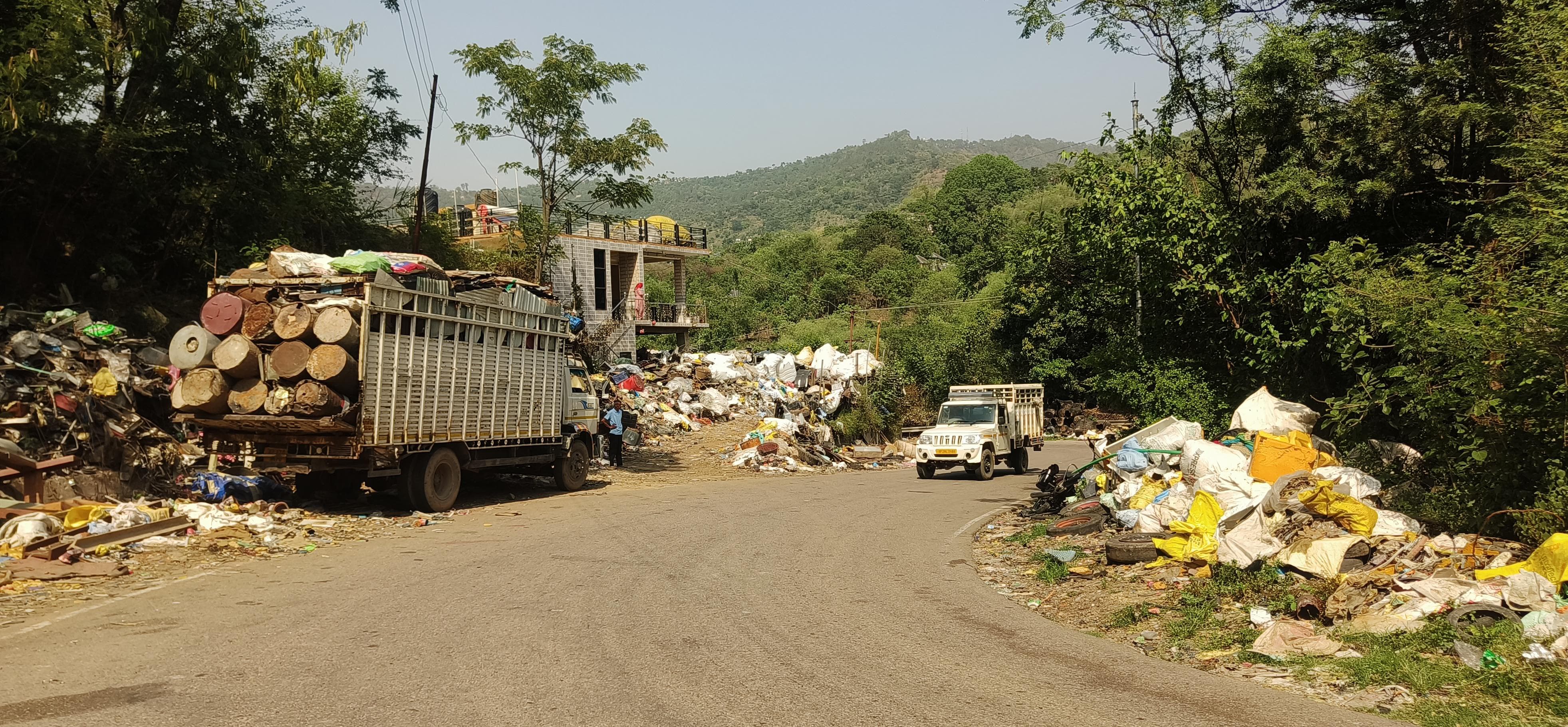 फतेहपुर में स्टेट हाईवे की सड़क पर कबाड़ के ढेर बने परेशानी, सरकाघाट विकास समिति ने एसडीएम को सौंपा ज्ञापन