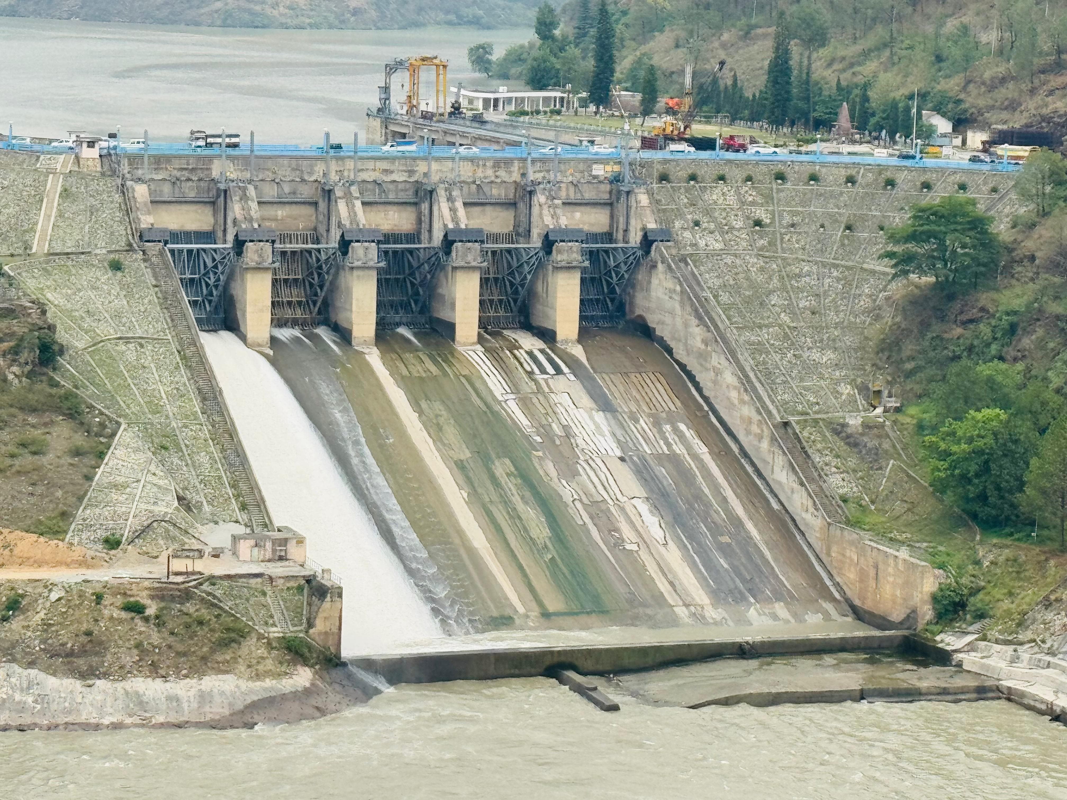पिघलने लगा बर्फ, ब्यास में बढ़ने लगा जलस्तर, पडोह डैम प्रशासन सतर्क, बढ़ सकता है जलस्तर, ब्यास नदी से रहें दूर,  चेतावनी जारी