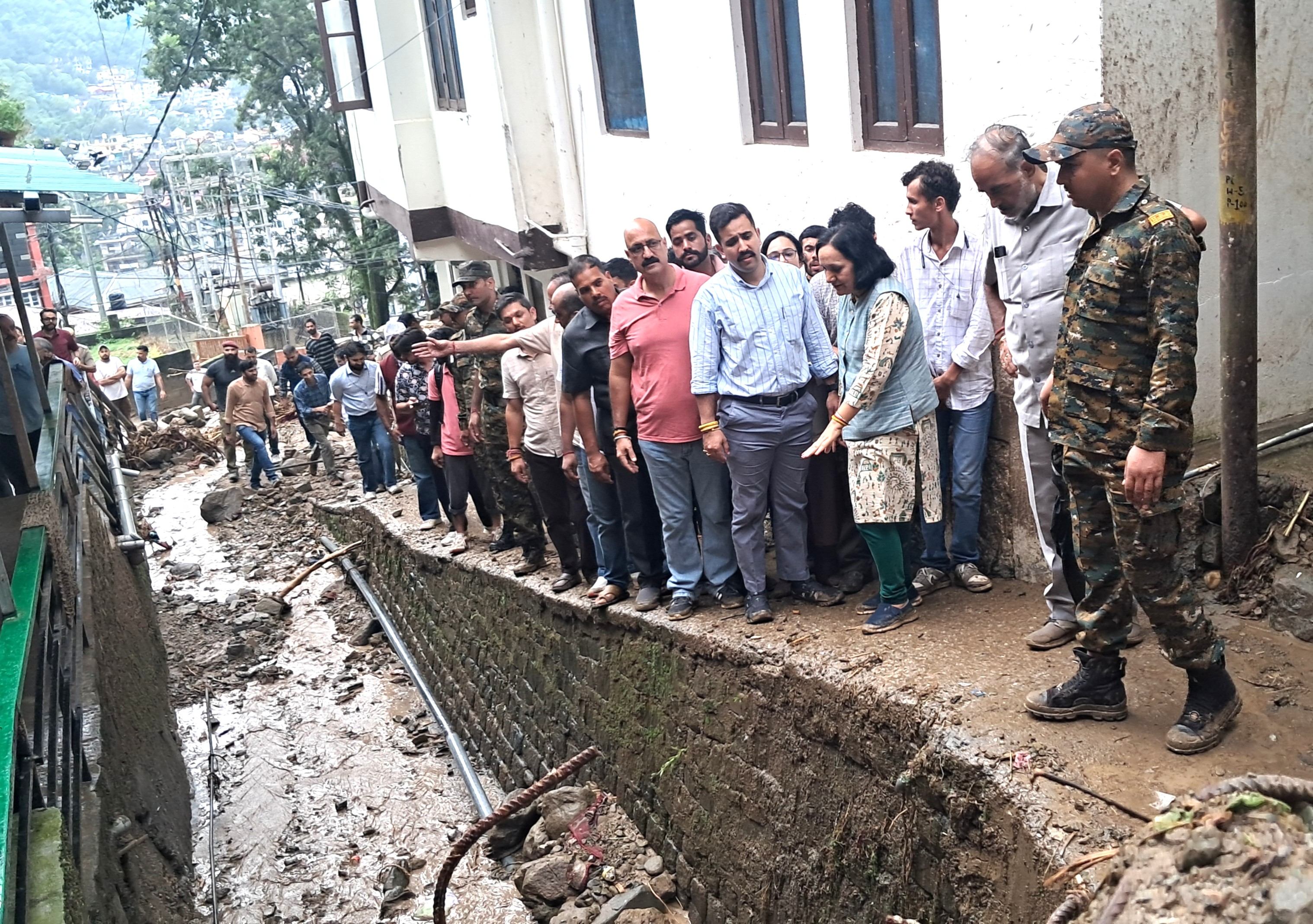 लोक निर्माण मंत्री विक्रमादित्य सिंह ने मंडी के आपदा प्रभावित क्षेत्रों का किया दौरा