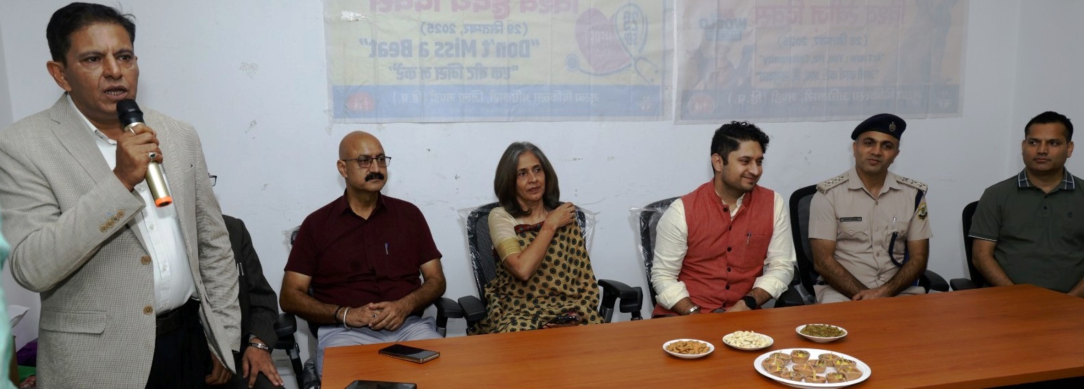 दीपावली पर अस्पताल और सफाई कर्मियों को बांटी खुशियां, 100 लोगों...