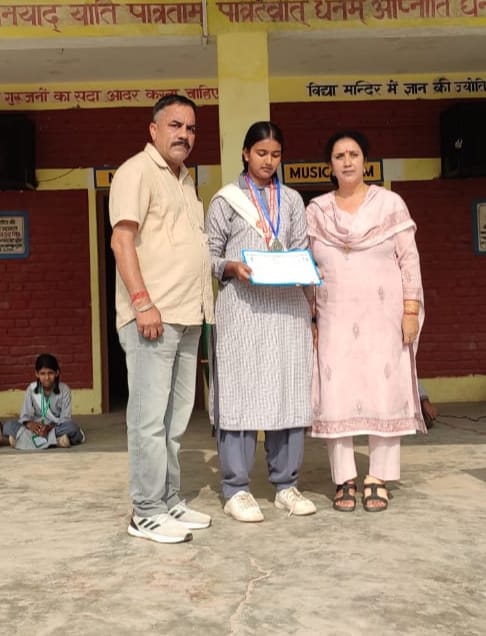 जिला स्तरीय प्रतियोगिता में हर्षिता ठाकुर का दमदार प्रदर्शन