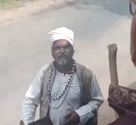 चलौटी में बिना रजिस्ट्रेशन घूम रहे बाबा और बच्चा धरे गए, स्थानीय...