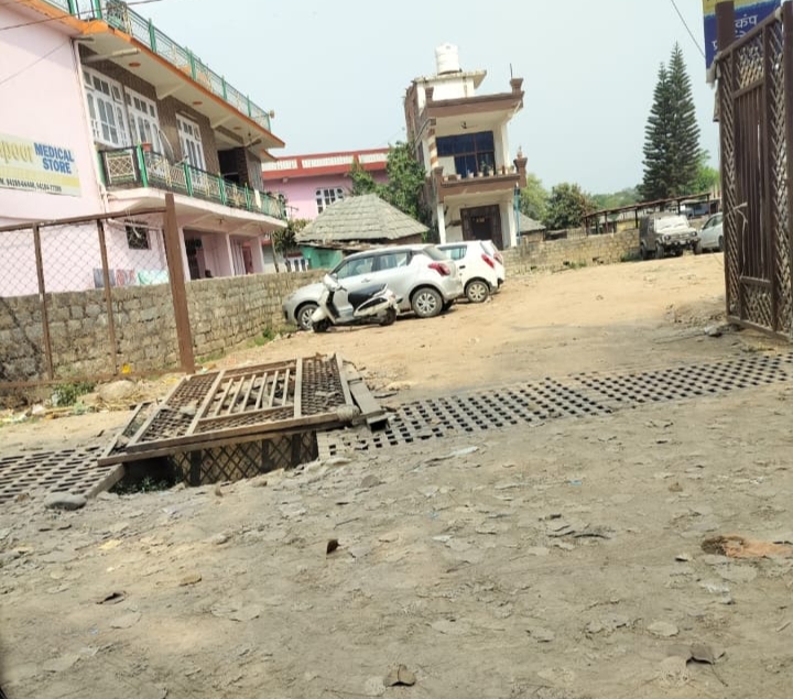 आयुर्वेदिक डिस्पेंसरी सहित तीन अन्य संस्थान अटे पड़े हैं गंदगी से 
