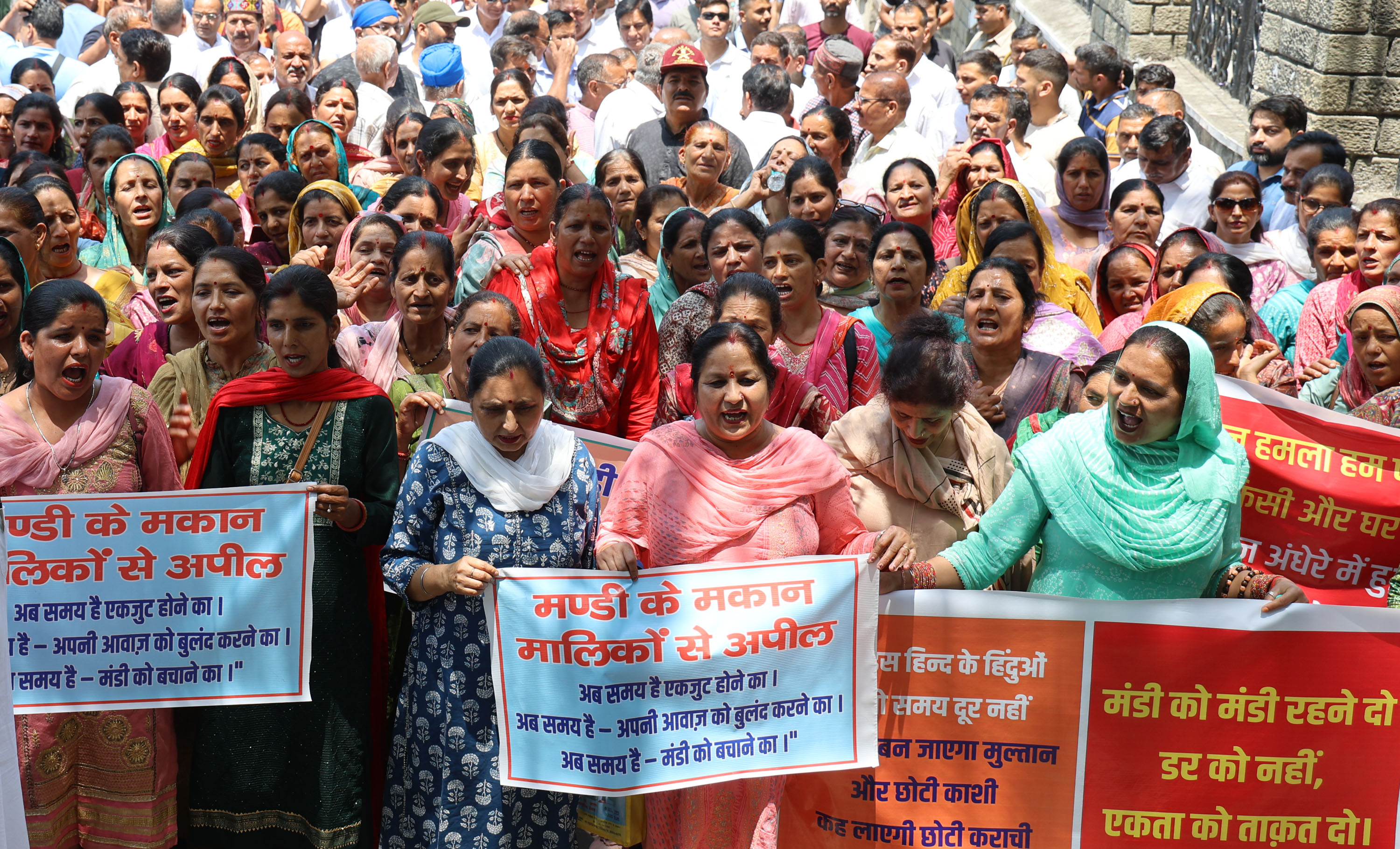 हिंदू परिवार से मारपीट मामले में हिंदू संगठनों का मंडी में प्रदर्शन, कोटली से आए एक व्यक्ति के खिलाफ भी की शिकायत