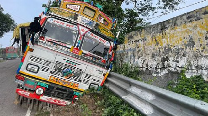गगरेट में ब्रेक फेल ट्रक रेलिंग से टकराया, बड़ा हादसा टला 